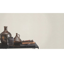 Vases décoratifs en verre et carnets sur une table