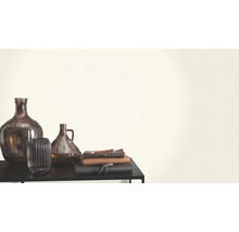 Vases décoratifs en verre et carnets sur une table