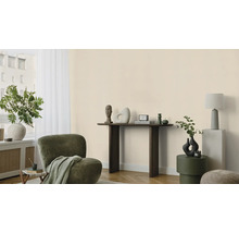 Salon avec fauteuil, console, table d'appoint et décoration pour une ambiance élégante