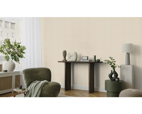 Salon avec fauteuil, console, table d'appoint et décoration pour une ambiance élégante