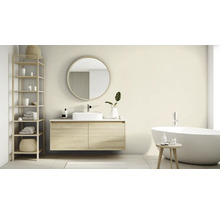 Salle de bains lumineuse avec lavabo, miroir, baignoire et étagère en bois pour serviettes et accessoires de bain.