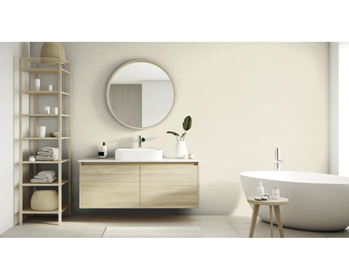 Salle de bains lumineuse avec lavabo, miroir, baignoire et étagère en bois pour serviettes et accessoires de bain.