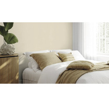Chambre à coucher lumineuse avec lit double, table de chevet et plante d'intérieur