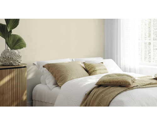 Chambre à coucher lumineuse avec lit double, table de chevet et plante d'intérieur