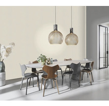 Salle à manger avec table, chaises et deux suspensions