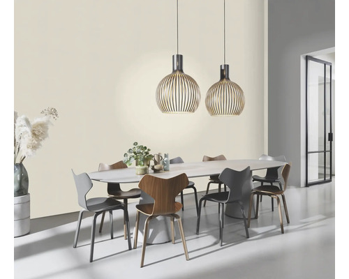 Salle à manger avec table, chaises et deux suspensions