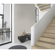 Espace de vie lumineux avec escalier en bois, banc et vases décoratifs