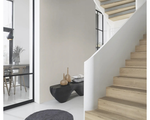 Espace de vie lumineux avec escalier en bois, banc et vases décoratifs