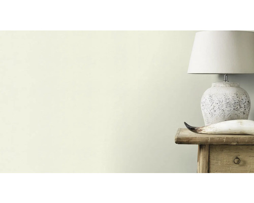 Décoration murale avec lampe et décoration sur une armoire en bois