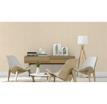 Salon avec fauteuils en bois, buffet et lampadaire pour une ambiance claire et accueillante.