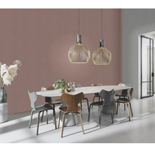 Salle à manger avec table à manger, chaises et deux suspensions
