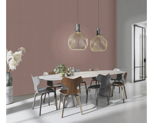 Salle à manger avec table à manger, chaises et deux suspensions