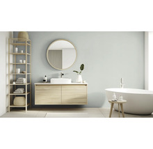 Salle de bains moderne avec lavabo, miroir, étagère et baignoire.