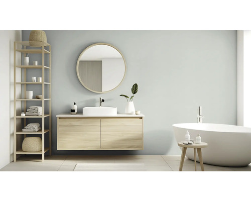 Salle de bains moderne avec lavabo, miroir, étagère et baignoire.