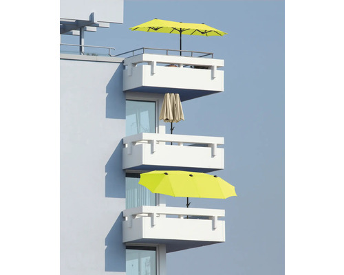 Plusieurs balcons avec parasols sur un immeuble