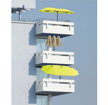 Plusieurs balcons avec parasols sur un immeuble
