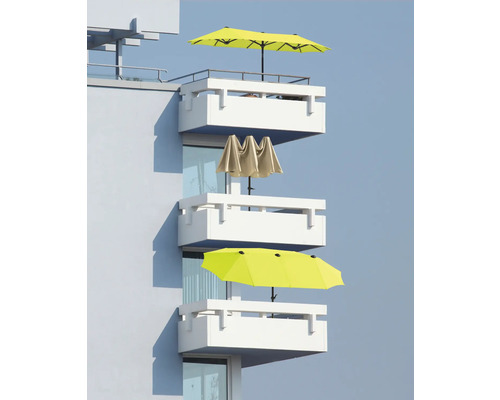 Plusieurs balcons avec parasols sur un immeuble
