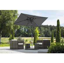 Ensemble de meubles de jardin avec parasol sur une terrasse