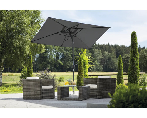 Ensemble de meubles de jardin avec parasol sur une terrasse