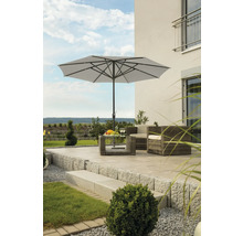 Scène avec parasol, table et fauteuils de salon sur une terrasse
