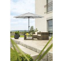 Terrasse avec parasol, meubles en rotin et marches en pierre