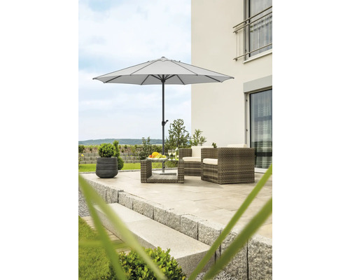 Terrasse avec parasol, meubles en rotin et marches en pierre