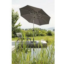 Quadratischer Sonnenschirm auf einer Holzterrasse mit Liegestuhl am Teich