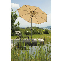 Gartenszene mit Sonnenschirm, Holzliegestuhl und Teich