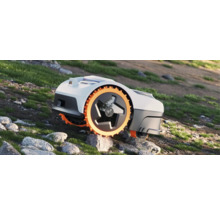 Robot tondeuse sur terrain accidenté avec des pierres