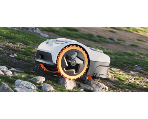 Robot tondeuse sur terrain accidenté avec des pierres