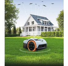 Robot tondeuse sur pelouse devant une maison avec connexion satellite