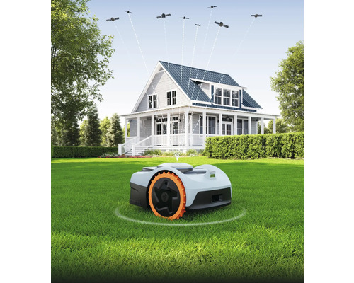 Robot tondeuse sur pelouse devant une maison avec connexion satellite