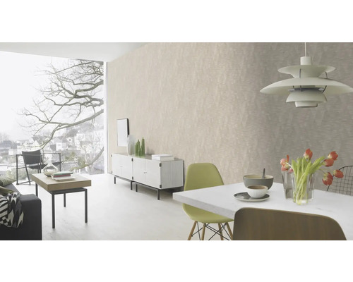 Salon lumineux avec papier peint, table à manger et vue sur l'extérieur