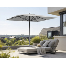 Parasol carré au-dessus d'une chaise longue sur une terrasse