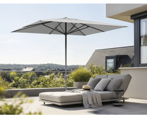 Parasol carré au-dessus d'une chaise longue sur une terrasse