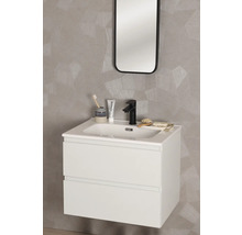 Badezimmer mit Waschbeckenunterschrank, Waschbecken, Armatur und Spiegel