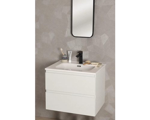 Badezimmer mit Waschbeckenunterschrank, Waschbecken, Armatur und Spiegel