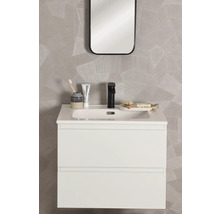 Modernes Badezimmer mit weißem Waschtisch, schwarzer Armatur und Spiegel