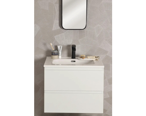 Modernes Badezimmer mit weißem Waschtisch, schwarzer Armatur und Spiegel