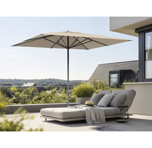 Parasol carré au-dessus d'une chaise longue d'extérieur avec coussins et table d'appoint sur une terrasse