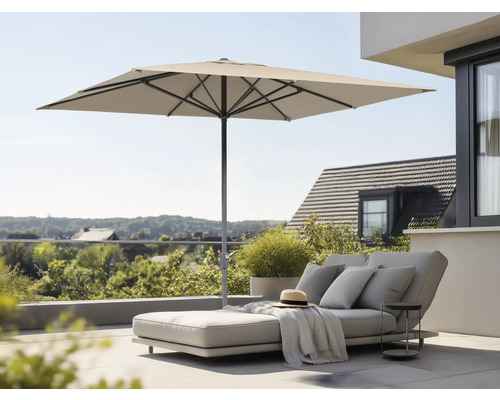 Parasol carré au-dessus d'une chaise longue d'extérieur avec coussins et table d'appoint sur une terrasse