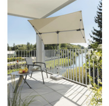 Balcon avec store, chaise et table avec fruits