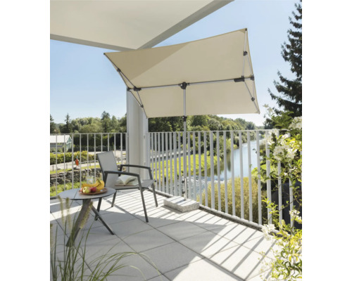 Balcon avec store, chaise et table avec fruits