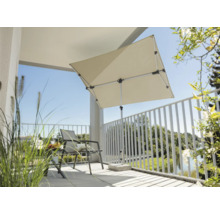 Parasol carré sur un balcon ensoleillé avec chaise