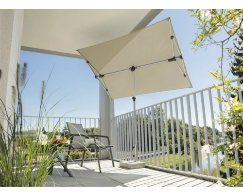 Parasol carré sur un balcon ensoleillé avec chaise