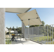 Parasol carré sur une terrasse avec table et chaise