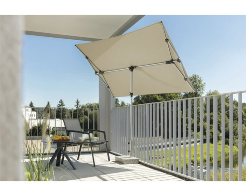 Parasol carré sur une terrasse avec table et chaise