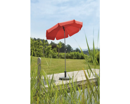 Roter Sonnenschirm auf einer Terrasse im Garten