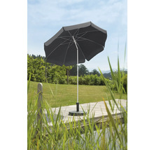 Gartenszene mit einem Sonnenschirm auf einer Holzterrasse