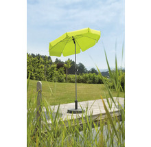 Grüner Sonnenschirm auf einer Holzterrasse im Freien